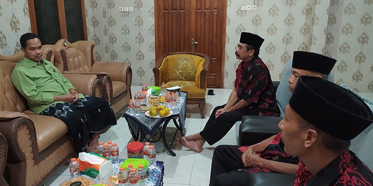 Kakan Kemenag Megetan KH Muttakin (kiri) menerima silaturahim pengurus DPD LDII Magetan. Dok: Kontributor KIM Magetan.