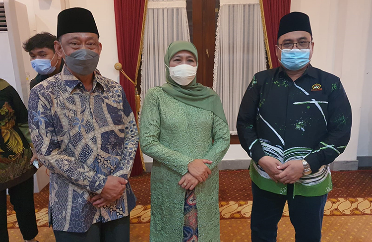 Ketua DPW LDII Jawa Timur KH Moch Amrodji Konawi dan Bendahara H Ali Zuhdi bersama Gubernur Khofifah Indar Parawansa di acara Halalbihalal Pemprov Jatim. Dok: Lines Jatim.