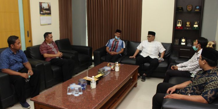 Ketua DPW LDII Jawa Timur KH Moch Amrodji Konawi menerima kunjungan jajaran Dit Intelkam Polda Jawa Timur, 28 April 2022. Dok: Lines Jatim.