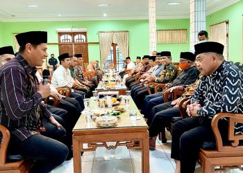 Wali Kota Kediri Abdullah Abu Bakar (kiri) silaturahim ke Ponpes Wali Barokah dan Kantor DPD LDII Kediri, 11 Mei 2022. Dok: Tim Ponpes Wali Barokah Kediri.