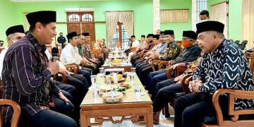 Wali Kota Kediri Abdullah Abu Bakar (kiri) silaturahim ke Ponpes Wali Barokah dan Kantor DPD LDII Kediri, 11 Mei 2022. Dok: Tim Ponpes Wali Barokah Kediri.