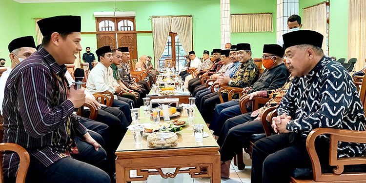 Wali Kota Kediri Abdullah Abu Bakar (kiri) silaturahim ke Ponpes Wali Barokah dan Kantor DPD LDII Kediri, 11 Mei 2022. Dok: Tim Ponpes Wali Barokah Kediri.