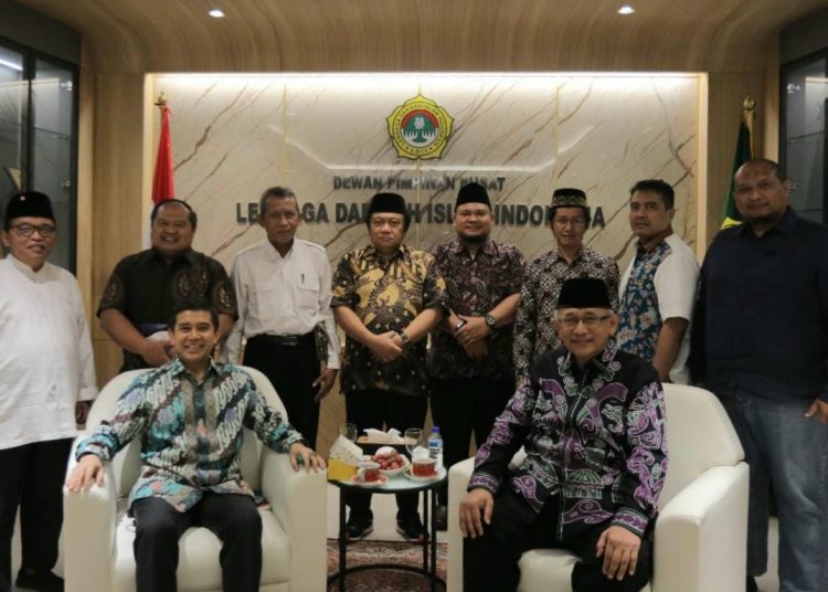 Mantan Duta Besar Indonesia untuk Ukraina Yuddy Chrisnandi bersama Pengurus DPP LDII. Dok: Lines.