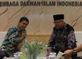 Mantan Duta Besar Indonesia untuk Ukraina Yuddy Chrisnandi (kiri) saat bersilaturahim dengan Ketua Umum DPP LDII KH Chriswanto Santoso di Kantor DPP LDII, Jakarta, 20 Mei 2022. Dok: Lines.