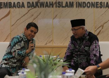 Mantan Duta Besar Indonesia untuk Ukraina Yuddy Chrisnandi (kiri) saat bersilaturahim dengan Ketua Umum DPP LDII KH Chriswanto Santoso di Kantor DPP LDII, Jakarta, 20 Mei 2022. Dok: Lines.