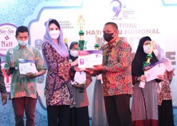Ali Harsojo, juara pertama lomba menulis artikel Hari Buku Nasional (HBN) 2022, terima piagam penghargaan dari Ketua Dewan Kerajinan Nasional Daerah (Dekranasda) Jawa Timur, Arumi Bachsin, 22 Mei 2022. Dok: Lines.