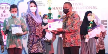 Ali Harsojo, juara pertama lomba menulis artikel Hari Buku Nasional (HBN) 2022, terima piagam penghargaan dari Ketua Dewan Kerajinan Nasional Daerah (Dekranasda) Jawa Timur, Arumi Bachsin, 22 Mei 2022. Dok: Lines.