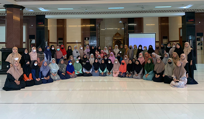 Remaja putri PC LDII Gunung Anyar, Surabaya, mengikuti workshop pengenalan bumbu dapur. Dok: Tim PPG Surabaya Timur.