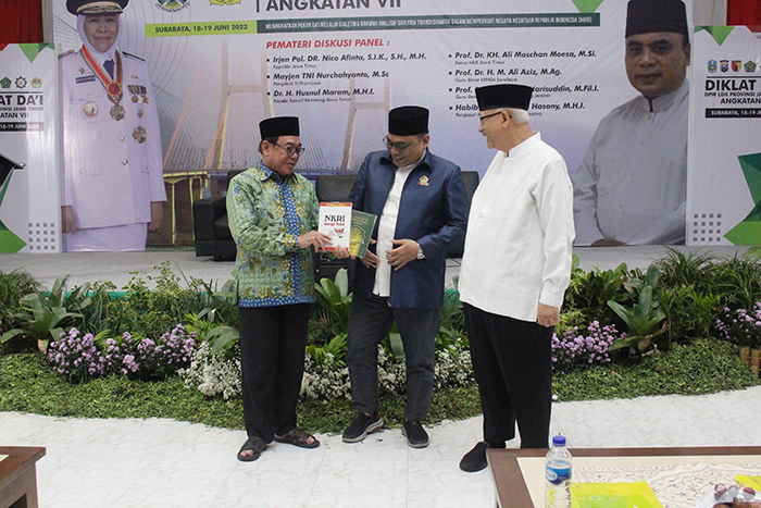 Ketua MUI Jawa Timur KH Ali Maschan Moesa (kiri) memberikan karya bukunya kepada Ketua DPW LDII Jawa Timur KH Moch Amrodji Konawi (tengah) dan Ketua Umum DPP LDII KH Chriswanto Santoso (kanan) seusai mengisi Diklat Dai di Ponpes Sabilurrosyidin Annur, Surabaya. Dok: KIM LDII Jatim.