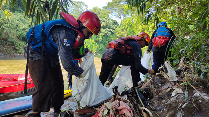 Aksi Sako SPN Kota Depok saat bersih-bersih di bantaran sungai Ciliwung. Dok: LINES Depok.