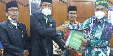Ketua DPW LDII DIY memberikan AD/ART, buku Munas IX LDII 2021 dan buku pedoman beribadah LDII yang diterima oleh Ketua PWM DIY Gita Danu Pranata (kanan). Turut mendampingi Sekretaris PWM Sukiman (kedua dari kanan) dan Wakil Ketua DPW LDII DIY Anji Sujiman (kiri).