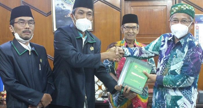 Ketua DPW LDII DIY memberikan AD/ART, buku Munas IX LDII 2021 dan buku pedoman beribadah LDII yang diterima oleh Ketua PWM DIY Gita Danu Pranata (kanan). Turut mendampingi Sekretaris PWM Sukiman (kedua dari kanan) dan Wakil Ketua DPW LDII DIY Anji Sujiman (kiri).
