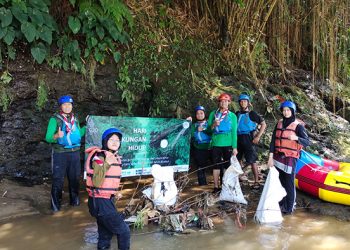 Satuan Komunitas Pramuka Sekawan Persada Nusantara (Sako SPN) Kota Depok, berpartisipasi dalam program bersih sungai di Sungai Ciliwung. Foto: LINES Depok.