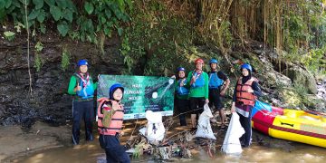 Satuan Komunitas Pramuka Sekawan Persada Nusantara (Sako SPN) Kota Depok, berpartisipasi dalam program bersih sungai di Sungai Ciliwung. Foto: LINES Depok.