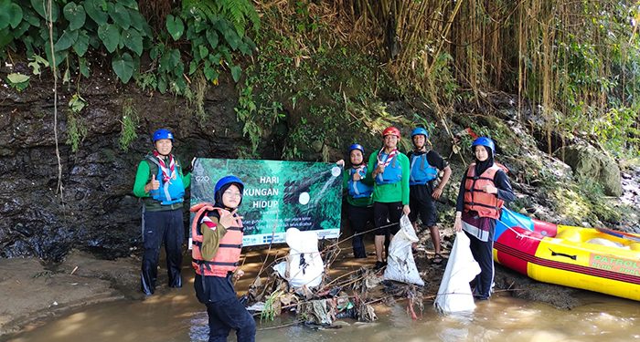 Satuan Komunitas Pramuka Sekawan Persada Nusantara (Sako SPN) Kota Depok, berpartisipasi dalam program bersih sungai di Sungai Ciliwung. Foto: LINES Depok.