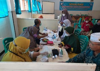 Sejumlah warga menerima pemeriksaan kesehatan secara gratis di poskestren ponpes minhajurrosyidin, Jember, 11 Juni 2022. Dok: Kontributor KIM Jember.