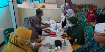 Sejumlah warga menerima pemeriksaan kesehatan secara gratis di poskestren ponpes minhajurrosyidin, Jember, 11 Juni 2022. Dok: Kontributor KIM Jember.