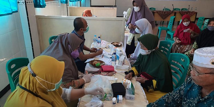Sejumlah warga menerima pemeriksaan kesehatan secara gratis di poskestren ponpes minhajurrosyidin, Jember, 11 Juni 2022. Dok: Kontributor KIM Jember.