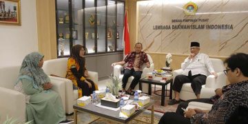 Anggota Komisi IX DPR RI Saniatul Lativa (kedua dari kiri) saat mengunjungi DPP LDII, pada Selasa (12/7). Dalam pertemuan itu, ia mengatakan Balai Latihan Kerja (BLK) jadi jembatan kesenjangan antara SDM dan dunia usaha. Dok: Lines.