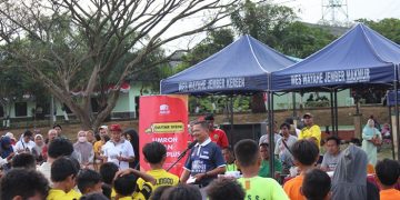 Komite Eksekutif Asosiasi Sepak Bola Kabupaten (ASKAB) PSSI Jember, Thohari, secara resmi menutup Liga FORSGI di Lapangan Brigif Raider 9 Kostrad, Jember, Minggu (31/7). Dok: LDII Jember.