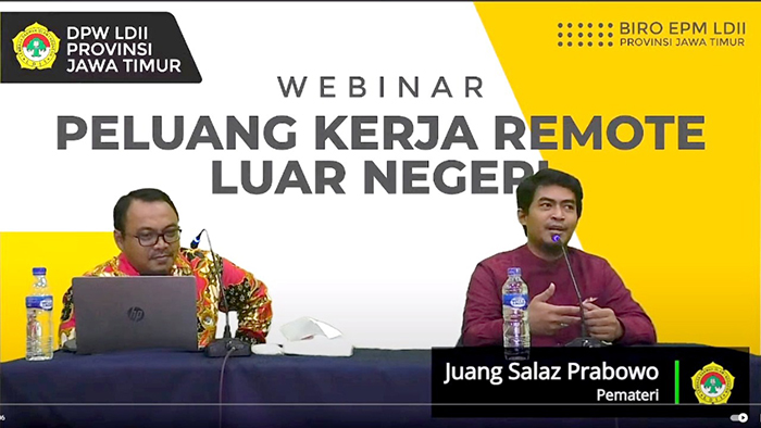 Juang Salaz Parbowo menyampaikan materi tips bekerja secara remote di perusahaan luar negeri. Dok: Lines Jatim.