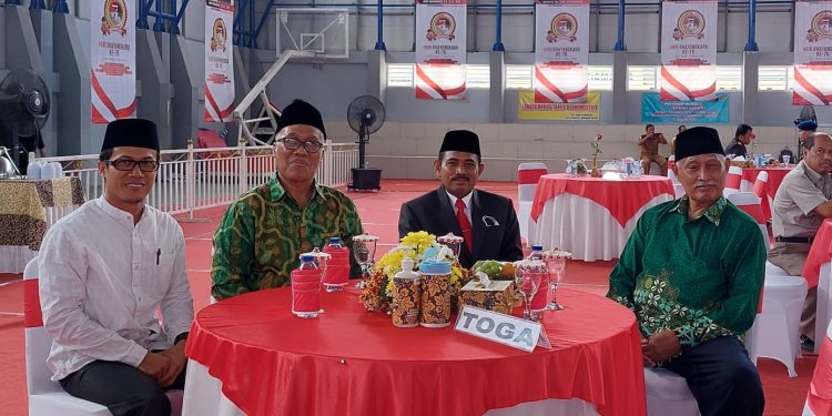 Ketua DPD LDII Bojonegoro, Edi Arto (kiri), menghadiri undangan Kapolres Bojonegoro pada Peringatan HUT ke-76 Bhayangkara, di gedung Alun-Alun Bojonegoro, Selasa (5/7).