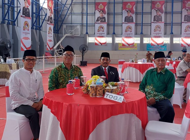 Ketua DPD LDII Bojonegoro, Edi Arto (kiri), menghadiri undangan Kapolres Bojonegoro pada Peringatan HUT ke-76 Bhayangkara, di gedung Alun-Alun Bojonegoro, Selasa (5/7).