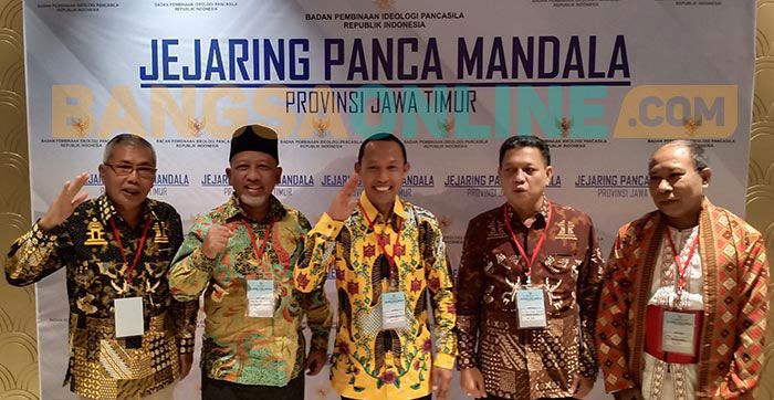 Lima Anggota JPM Kabupaten Gresik saat menjadi peserta dalam penguatan pembinaan ideologi pancasila JPM Provinsi Jawa Timur yang diadakan oleh BPIP, Rabu (24/7). Dok: bangsaonline.com