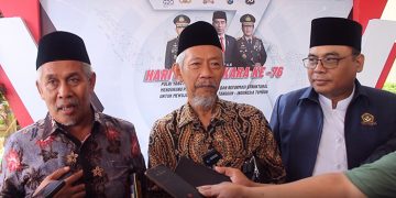 Ketua PW NU Jatim KH Marzuki Mustamar (kiri), Ketua PW Muhammadiyah Jatim KH Saad Ibrahim (tengah), dan Ketua DPW LDII Jatim KH Moch Amrodji Konawi (kanan), mengapresiasi kinerja Polda Jatim pada Peringatan HUT Bhayangkara, di Mapolda Jatim, Selasa (5/7). Dok: Lines Jatim.