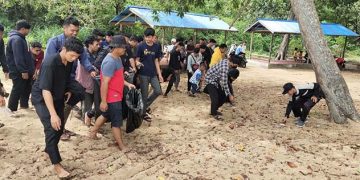 Ratusan Pemuda LDII Kabupaten Ketapang, Kalimantan Barat melakukan aksi bersih-bersih sampah plastik di Pantai Air Mata Permai, Desa Sungai Awan Kanan, Minggu (17/7). Dok: LDII Kalbar.