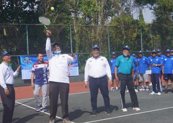Staf Ahli Bupati Bangkalan Bidang Pemerintahan, Hukum dan Politik Irman Gunadi membuka Turnamen Tenis LDII Cup 2022, di Lapangan Tenis Sultan Abdul Kadirun, Sabtu (30/7). Dok: Lines Jatim.
