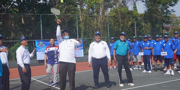 Staf Ahli Bupati Bangkalan Bidang Pemerintahan, Hukum dan Politik Irman Gunadi membuka Turnamen Tenis LDII Cup 2022, di Lapangan Tenis Sultan Abdul Kadirun, Sabtu (30/7). Dok: Lines Jatim.