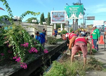 DPW LDII Kalbar bersama Camat Sui Pinyuh, Damkar Jaguar, dan sejumlah elemen masyarakat bergotong royong di kawasan terminal Sui Pinyuh, Kabupaten Mempawah, Jumat (1/7). Dok: LDII Kalbar.