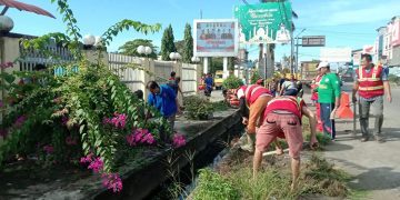 DPW LDII Kalbar bersama Camat Sui Pinyuh, Damkar Jaguar, dan sejumlah elemen masyarakat bergotong royong di kawasan terminal Sui Pinyuh, Kabupaten Mempawah, Jumat (1/7). Dok: LDII Kalbar.