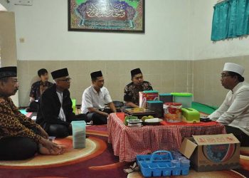 Ketua Forum Kerukunan Umat Beragama (FKUB) Pamekasan KH Muid Khozin (kanan) menerima kunjungan silaturahim jajaran DPD LDII Pamekasan, Minggu (17/7).