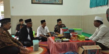 Ketua Forum Kerukunan Umat Beragama (FKUB) Pamekasan KH Muid Khozin (kanan) menerima kunjungan silaturahim jajaran DPD LDII Pamekasan, Minggu (17/7).