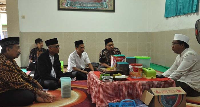 Ketua Forum Kerukunan Umat Beragama (FKUB) Pamekasan KH Muid Khozin (kanan) menerima kunjungan silaturahim jajaran DPD LDII Pamekasan, Minggu (17/7).