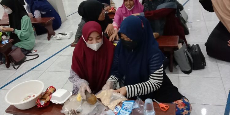 Acara Cooking Class dengan tema Masakan Cokelat Ala Keputrian (MACAN) yang diadakan oleh Remaja Putri PC LDII Semampir pada Minggu (7/8) di Masjid At-Taqwa.