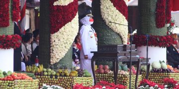 Gubernur Jawa Timur Khofifah Indar Parawansa bertindak sebagai inspektur upacara Detik-Detik Proklamasi HUT Kemerdekaan Ke-77 Republik Indonesia di Gedung Negara Grahadi, Surabaya, Rabu (17/8). Dok: Biro KIM DPW LDII Jatim.