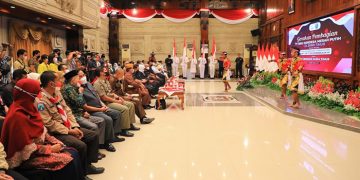 GubernuGubernur Jawa Timur Khofifah Indar Parawansa melaunching gerakan pembagian gratis 77 ribu bendera merah putih di Gedung Bhinaloka Kantor Gubernur Jatim, Selasa (2/8). Dok: LDII Jatim.r Jawa Timur Khofifah Indar Parawansa launching gerakan pembagian gratis 77 ribu bendera merah putih di Gedung Bhinaloka Kantor Gubernur Jatim, Selasa (2/8). Dok: LDII Jatim.