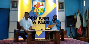 Kabid Keluarga Berencana DP3AP2KB Kota Kediri Yudi Erwanto sosialisasikan UU Nomor 12 Tahun 2022 tentang tindak pidana kekerasan seksual, di Kantor KNPI Kota Kediri, Sabtu (20/8). Dok: KNPI Kota Kediri.