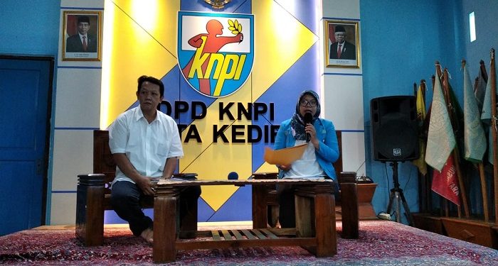 Kabid Keluarga Berencana DP3AP2KB Kota Kediri Yudi Erwanto sosialisasikan UU Nomor 12 Tahun 2022 tentang tindak pidana kekerasan seksual, di Kantor KNPI Kota Kediri, Sabtu (20/8). Dok: KNPI Kota Kediri.