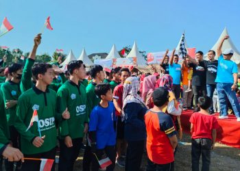 Pada puncak acara, Wali Kota Abdullah Abu Bakar beserta jajaran melepas peserta "Jalan Sehat Kelurahan Burengan Kota Kediri" dan membuka Bazar UMKM warga. Foto: LINES.