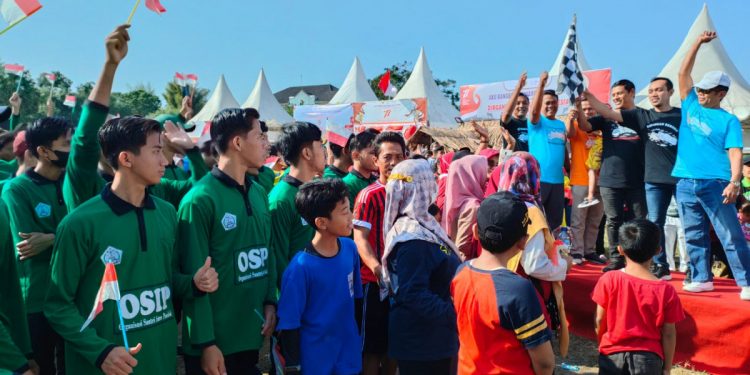 Pada puncak acara, Wali Kota Abdullah Abu Bakar beserta jajaran melepas peserta "Jalan Sehat Kelurahan Burengan Kota Kediri" dan membuka Bazar UMKM warga. Foto: LINES.