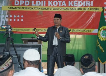 Ketua DPD LDII Kota Kediri Agung Riyanto memberikan pemaparan di acara Konsolidasi Pleno DPD, PC dan PAC di Aula Pondok Pesantren Al Hasun, Sabtu (13/08). Dok: LDII Kota Kediri.