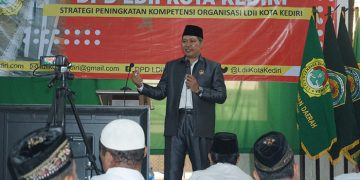 Ketua DPD LDII Kota Kediri Agung Riyanto memberikan pemaparan di acara Konsolidasi Pleno DPD, PC dan PAC di Aula Pondok Pesantren Al Hasun, Sabtu (13/08). Dok: LDII Kota Kediri.