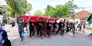 Kirab Bendera Merah Putih Raksasa yang diadakan oleh Pemerintah Kota Kediri melalui Dinas Budaya Pariwisata Pemuda dan Olahraga (Disbudparpora), Selasa (16/8) pagi. Dok: LDII Kediri.