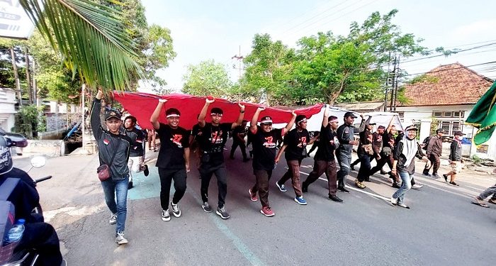 Kirab Bendera Merah Putih Raksasa yang diadakan oleh Pemerintah Kota Kediri melalui Dinas Budaya Pariwisata Pemuda dan Olahraga (Disbudparpora), Selasa (16/8) pagi. Dok: LDII Kediri.
