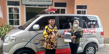Ketua DPD LDII Jember Akhmad Malik Afandi terima bantuan CSR Pertamina berupa satu unit mobil ambulance, Kamis (4/7). Dok: LDII Jember.