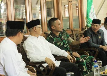 Komandan Yonif (Danyonif) Mekanis 521/DY Mayor Inf Yudha Sancoyo bersilaturahim dengan pengurus Pondok Pesantren (Ponpes) Wali Barokah, Kediri, Rabu (10/8).